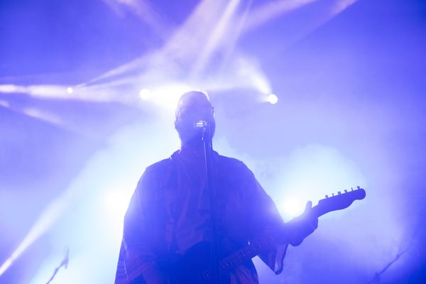 Silhouette in controluce sul palco