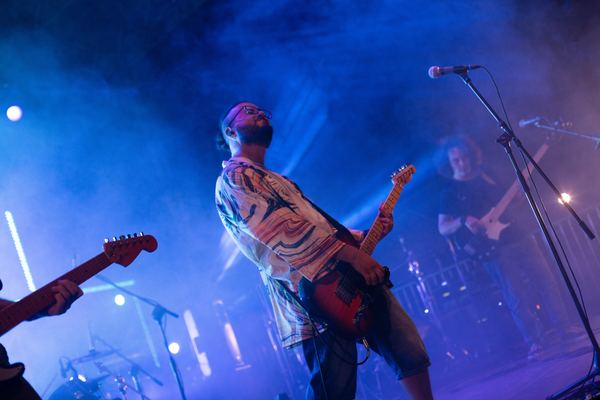 Il Kele e la band dal vivo con luci blu